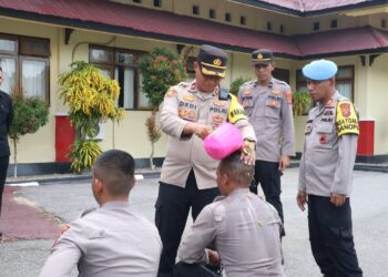 Tradisi penyambutan 22 Bintara Remaja di Polres Konsel