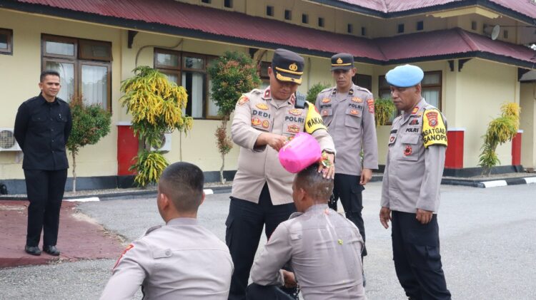 Tradisi penyambutan 22 Bintara Remaja di Polres Konsel