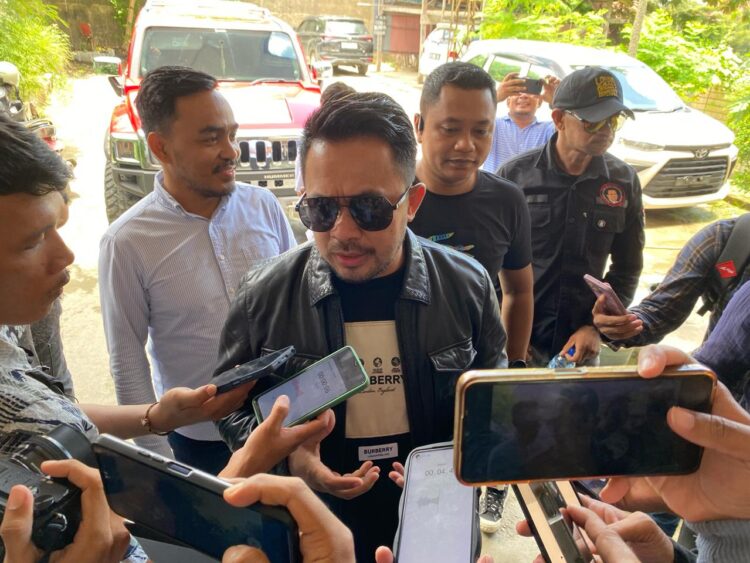 Umar Bonte saat wawancara usai klarifikasi laporan di Bawaslu