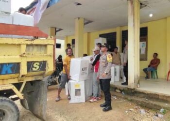 Polsek Angata saat mengawal proses pengembalian kotak suara ke gudang logistik KPUD Konsel