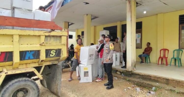 Polsek Angata saat mengawal proses pengembalian kotak suara ke gudang logistik KPUD Konsel