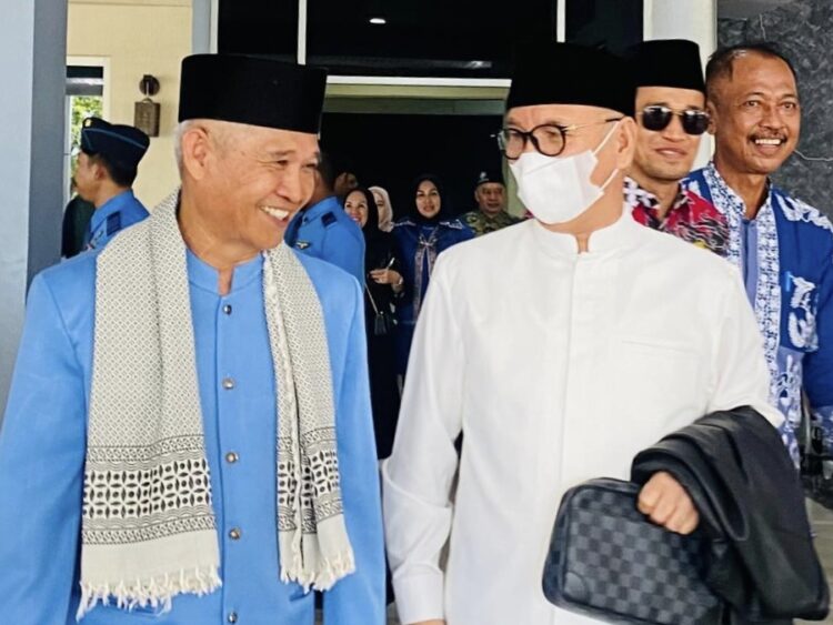 Ketua FKUB Konsel, Syekh Djunaidi Arrisalah Al Asror saat bersama Bupati H. Surunuddin Dangga