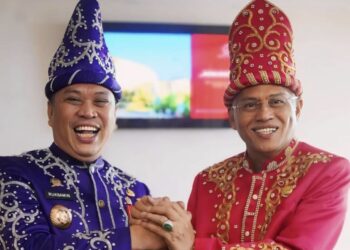 Bupati Konut Ruksamin saat bersama Sekda Provinsi Asrun Lio pada acara HUT Kolaka