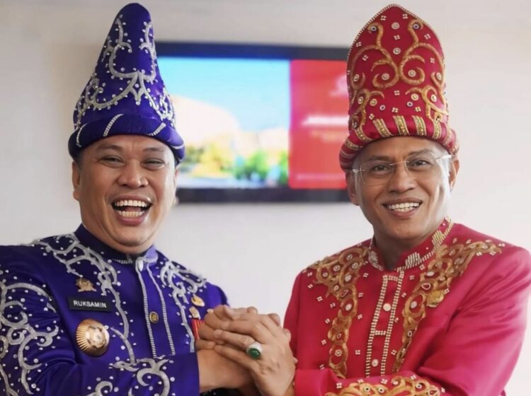 Bupati Konut Ruksamin saat bersama Sekda Provinsi Asrun Lio pada acara HUT Kolaka