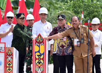 Presiden Jokowi saat meresmikan pelaksanaan Inpres, untuk pengembangan infrastruktur jalan di Provinsi Kalimantan Timur