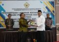 Bupati Ruksamin saat menyerahkan LKPD unaudited kepada BPK Sultra (Prokopi Konut)