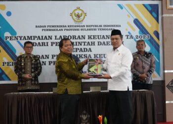 Bupati Ruksamin saat menyerahkan LKPD unaudited kepada BPK Sultra (Prokopi Konut)