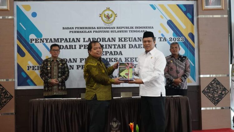 Bupati Ruksamin saat menyerahkan LKPD unaudited kepada BPK Sultra (Prokopi Konut)