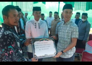 Wabup dan Ketua DPRD Konut saat menyerahkan bantuan kepada warga Kecamatan Landawe