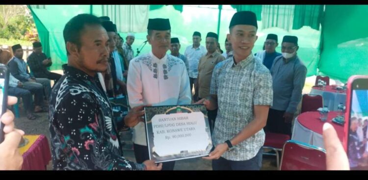 Wabup dan Ketua DPRD Konut saat menyerahkan bantuan kepada warga Kecamatan Landawe