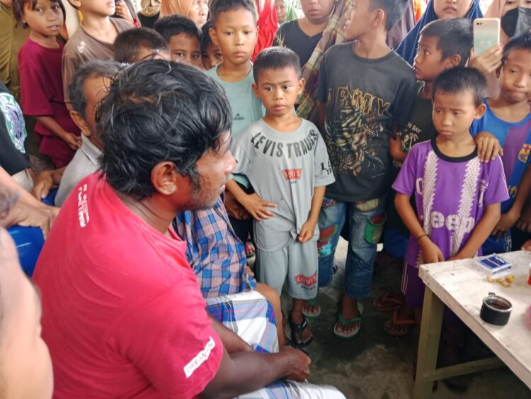 Nelayan Munsir (baju merah) ditemukan selamat dan telah diserahterimakan kepada pihak keluarga