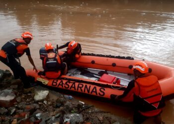 KPP Kendari saat melakukan Ops SAR terhadap bayi yang terseret arus akibat banjir di Lorong Puao