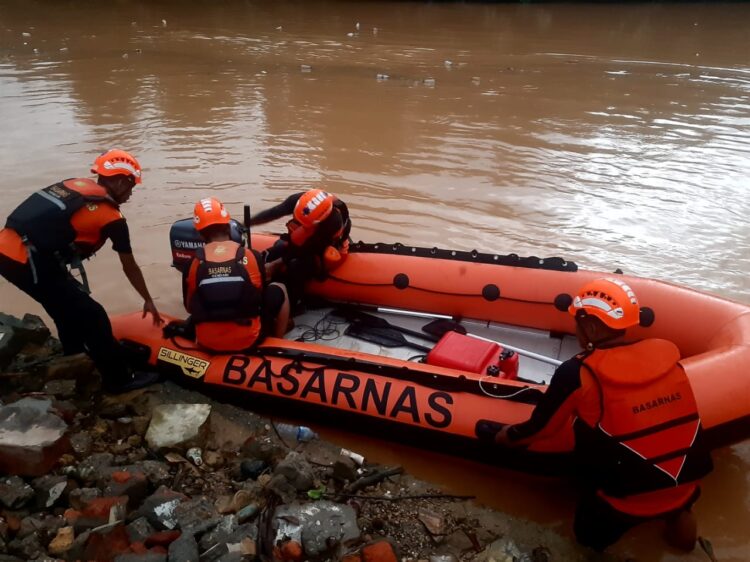 KPP Kendari saat melakukan Ops SAR terhadap bayi yang terseret arus akibat banjir di Lorong Puao