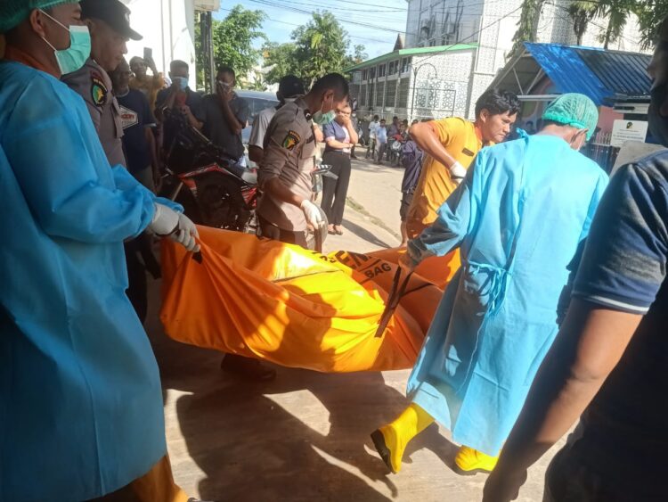 Korban saat di keluarkan dari kamar kosnya di Jalan Malik, selanjutnya di bawah ke Rumah Sakit (RS) Bhayangkara