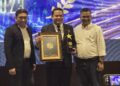 CEO PT Swarna Dwipa Property, Roni Sianturi, S.,Si (tengah) usai menerima penghargaan dari BTN