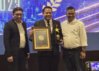 CEO PT Swarna Dwipa Property, Roni Sianturi, S.,Si (tengah) usai menerima penghargaan dari BTN