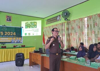 Kasi Penkum Kejati Sultra Dody, SH saat menjadi narasumber di SMPN 5 Kendari