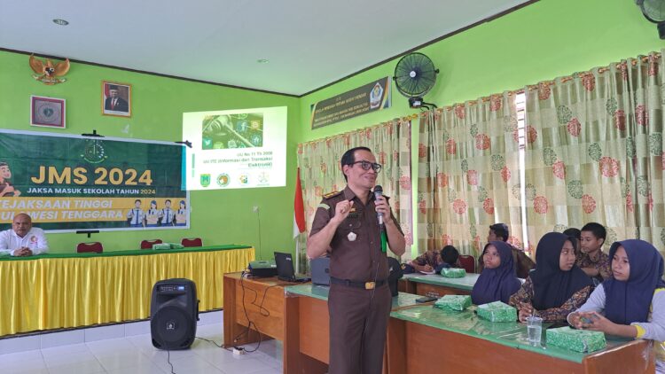 Kasi Penkum Kejati Sultra Dody, SH saat menjadi narasumber di SMPN 5 Kendari