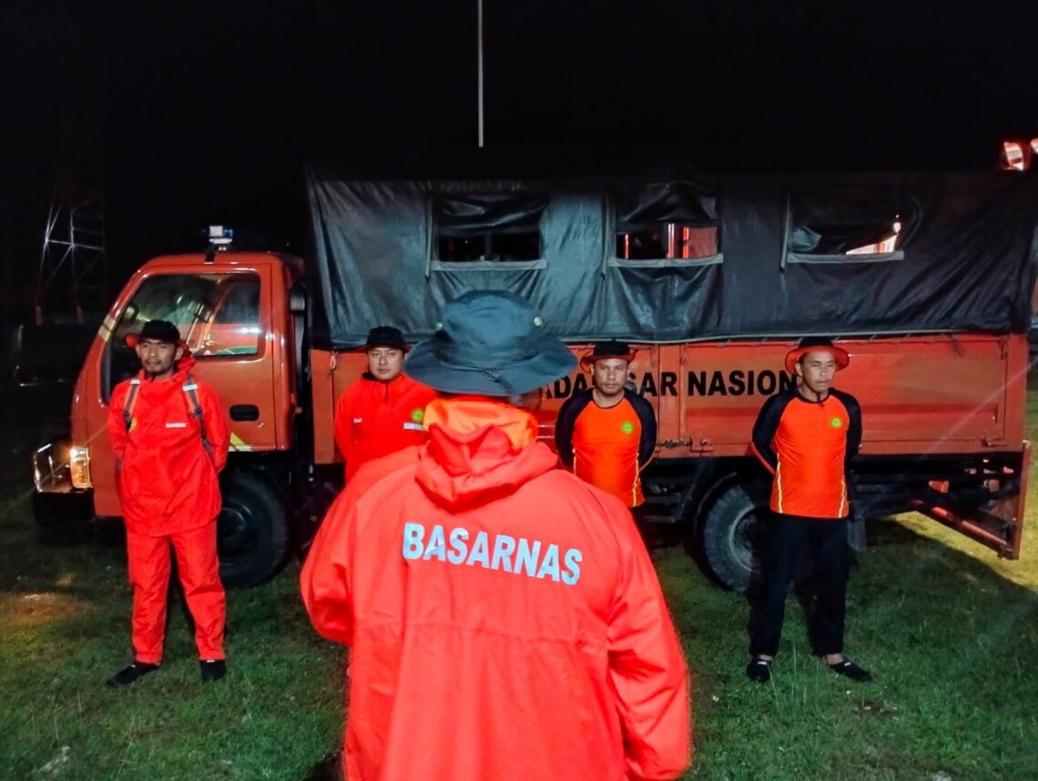Tim SAR bersiap untuk memberikan pertolongan terhadap nelayan yang diduga jatuh dari longboat