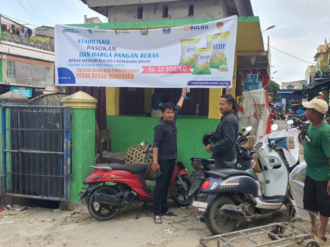 Satgas Pangan saat memasang spanduk berisi nomor aduan