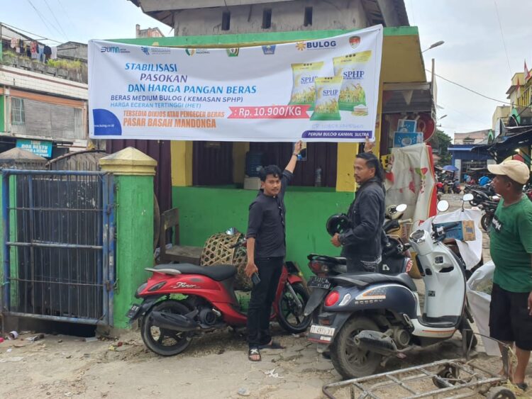 Satgas Pangan saat memasang spanduk berisi nomor aduan