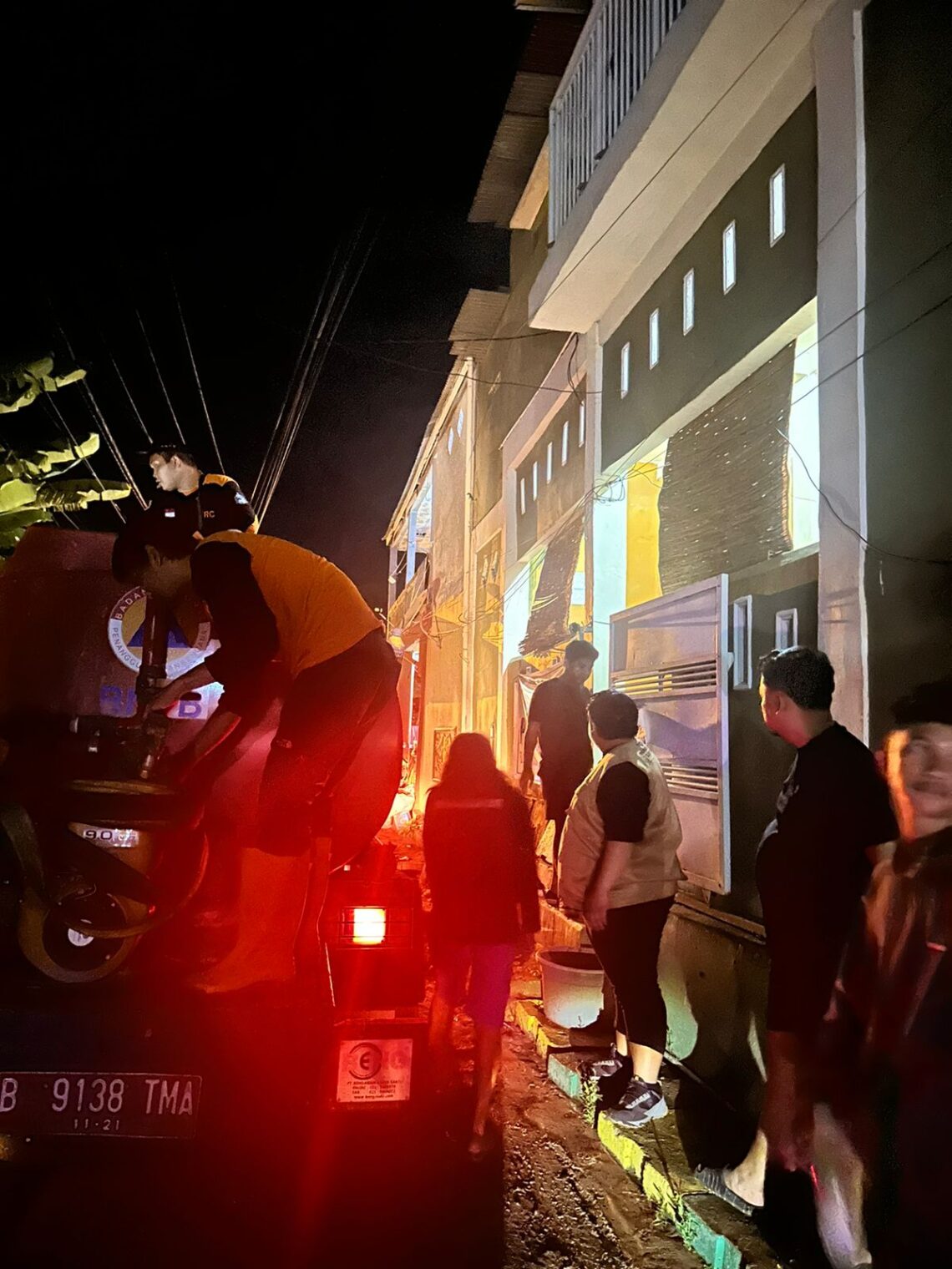 Yudhianto Mahardika Bantu Korban Banjir di Kendari, Minta Pemda Serius Tangani Bencana 10 Ketuan FPRB Sultra saat turun langsung menyerahkan bantuan kepada korban banjir