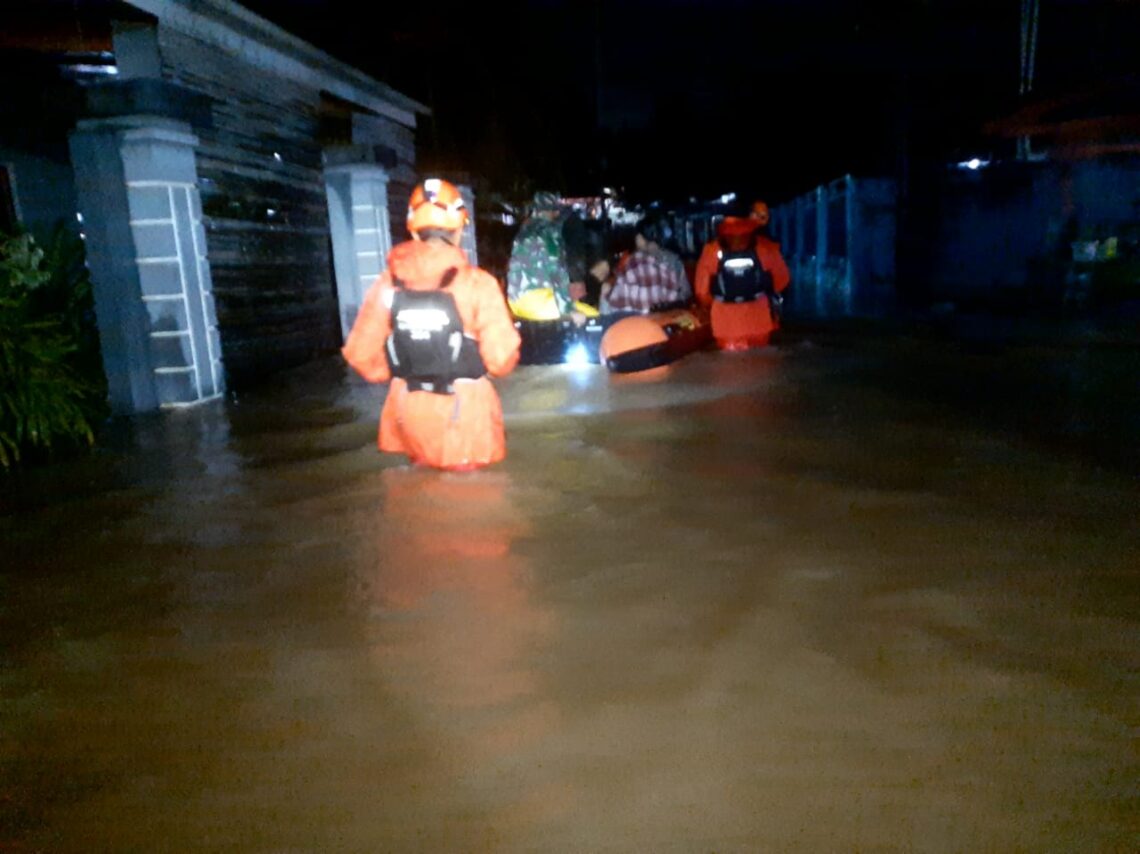 KPP Kendari saat meberikan bantuan SAR kepada korban banjir di Lorong Mekar