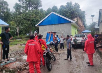 Tim SAR usai mengevakuasi tiga korban terjebak banjir