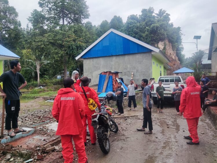 Tim SAR usai mengevakuasi tiga korban terjebak banjir