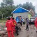 Tim SAR usai mengevakuasi tiga korban terjebak banjir