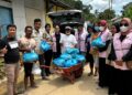 YBM PT PLN saat menyalurkan bantuan korban banjir Kendari