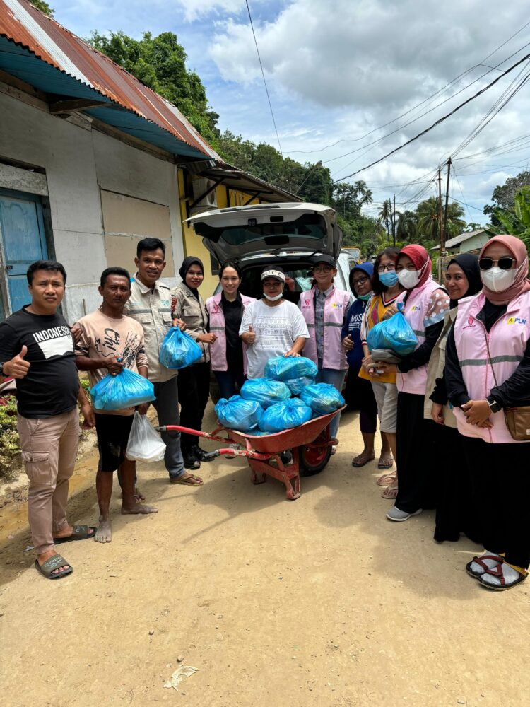 YBM PT PLN saat menyalurkan bantuan korban banjir Kendari