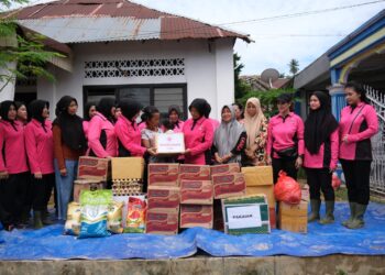 Bhayangkari Sultra saat menyalurkan bantuan di Jalan Lasolo, Kendari