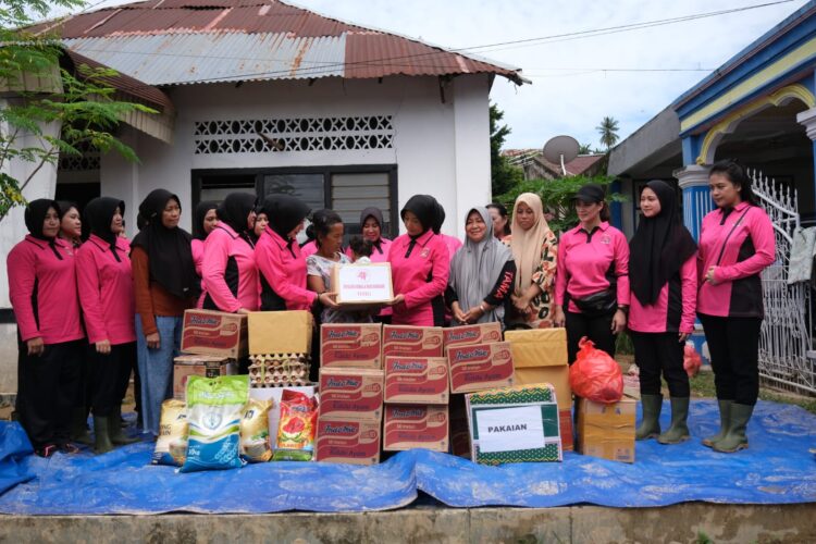 Bhayangkari Sultra saat menyalurkan bantuan di Jalan Lasolo, Kendari