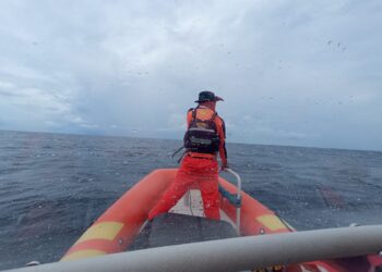 Tim SAR saat melakukan pencarian nelayan hilang yang jatuh dari longboat miliknya, Foto : Basarnas Kendari