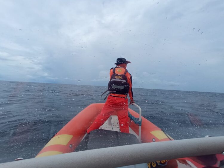 Tim SAR saat melakukan pencarian nelayan hilang yang jatuh dari longboat miliknya, Foto : Basarnas Kendari