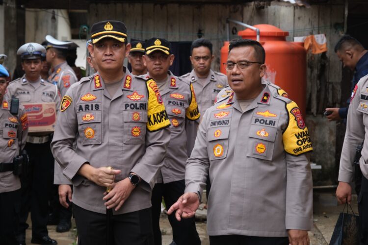 Wakapolda Sultra saat memimpin penyaluran bantuan korban banjir Kota Kendari