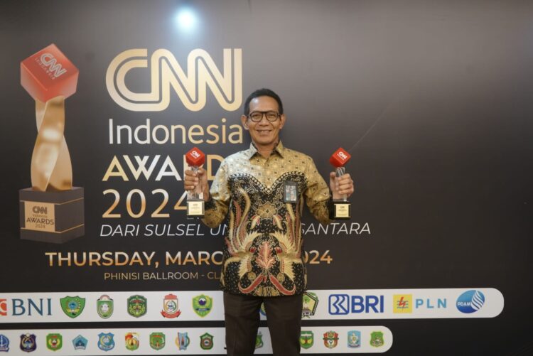 General Manager PLN UID Sulselrabar, Moch. Andy Adchaminoerdin usai meraih penghargaan pada ajang CNN Indonesia Awards 2024