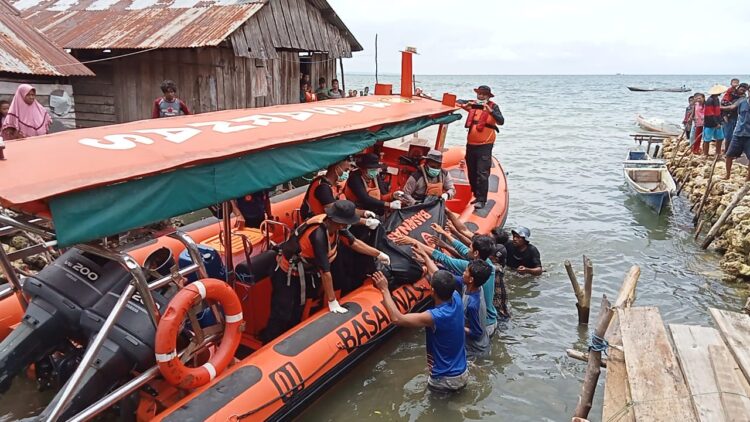 Koban saat dievakuasi Basarnas setelah ditemukan meninggal dunia