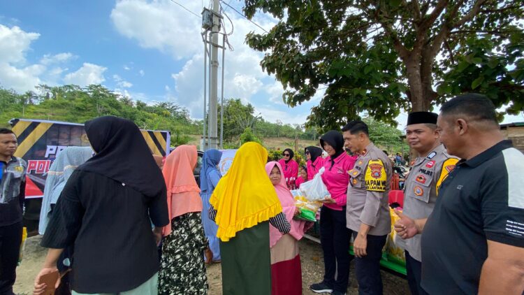 Polsek Lantari Jaya saat melaksanakan pasar murah