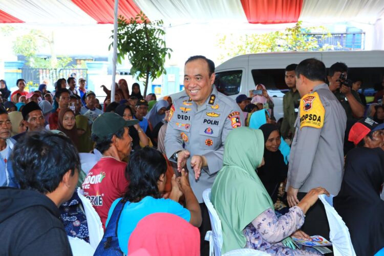 Asisten Kapolri Bidang SDM, Irjen Pol Dedi Prasetyo saat mengunjungi terdampak banjir di Demak (Humas Polri)