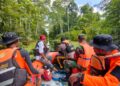 Tim SAR saat melakukan pencarian anak yang diterkam buaya di Buteng (Basarnas Kendari)