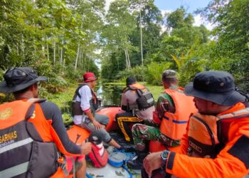 Tim SAR saat melakukan pencarian anak yang diterkam buaya di Buteng (Basarnas Kendari)