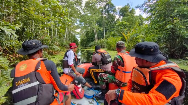 Tim SAR saat melakukan pencarian anak yang diterkam buaya di Buteng (Basarnas Kendari)