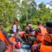 Tim SAR saat melakukan pencarian anak yang diterkam buaya di Buteng (Basarnas Kendari)