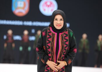 Ketua Dekranasda Konsel Hj. Nurlin Surunuddin saat tampil di catwalk IFW 2024 (Prokompim Konsel)