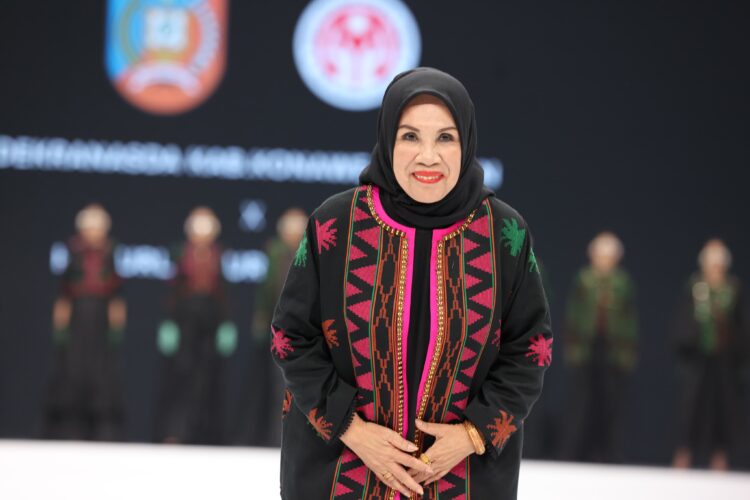 Ketua Dekranasda Konsel Hj. Nurlin Surunuddin saat tampil di catwalk IFW 2024 (Prokompim Konsel)