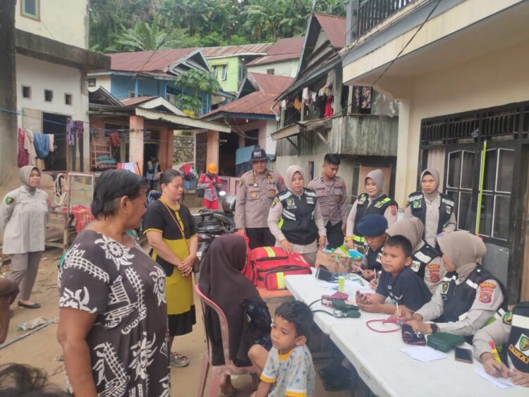 Bid Dokkes Polda Sultra saat melaksanakan Baksos kesehatan di Jalan Lasolo