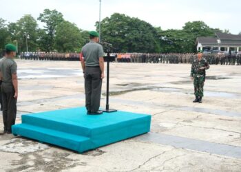 Kepala Staf Korem 143/HO Kolonel Inf Singgih Pambudi Arinto, S.I.P., M.M saat memimpin apel