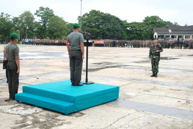 Kepala Staf Korem 143/HO Kolonel Inf Singgih Pambudi Arinto, S.I.P., M.M saat memimpin apel